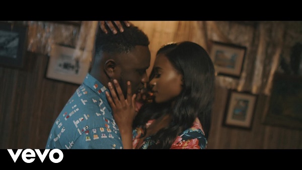 Moelogo On Me video