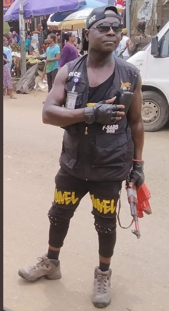 SARS Officer lands himself in trouble for dressing inappropriately while on duty