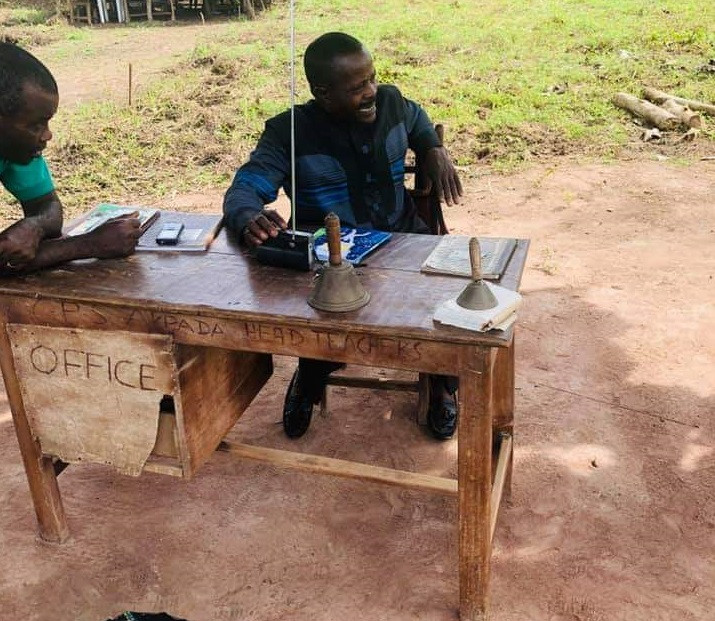 Photos of a primary school in Cross River State where Head Teacher’s office is under a tree and pupils learn under thatched hut