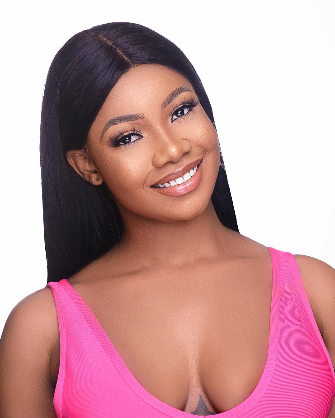 The moment a fan snatched Tacha’s glasses from her (Video)